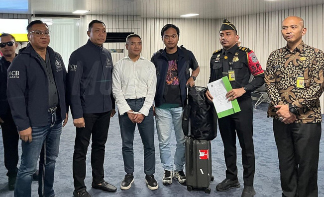 Divhubinter Polri menangkap dan memulangkan buronan kasus investasi ilegal, Adrian Asharyanto Gunadi (AAG), dari Qatar pada Jumat (26/9/2025). [Instagram @divisihumaspolri]